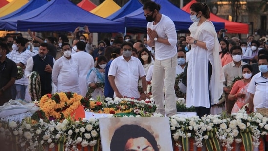 Actor Shah Rukh Khan pays tribute to late singer Lata Mangeshkar at Mumbai's Shivaji Park. (Varinder Chawla)