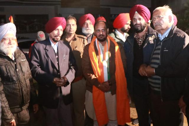Congress candidate Vijay Sharma Tinku meeting voters in Kharar on Sunday. (HT)