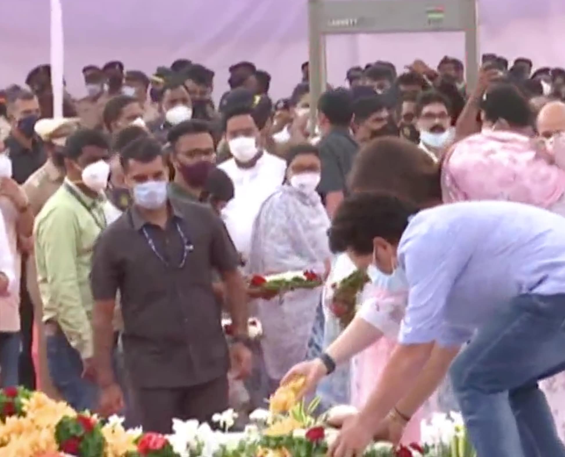 Sachin and Anjali pay floral tributes. Sachin and Anjali pay floral tributes.
