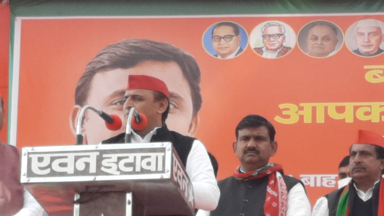 Samajwadi Party president AKhilesh Yadav addresses a rally in Agra on Sunday. (HT Photo)