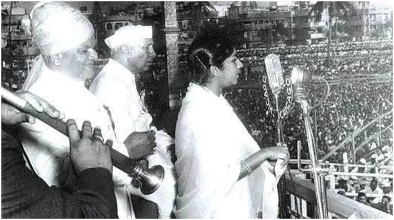 When Lata Mangeshkar sang Aye Mere Watan Ke Logo in Jawaharlal Nehru's presence in 1963. (Image credit: @Prashant4INC/Twitter)
