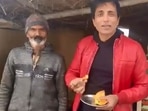 Sonu Sood savours samosas in new video.&nbsp;