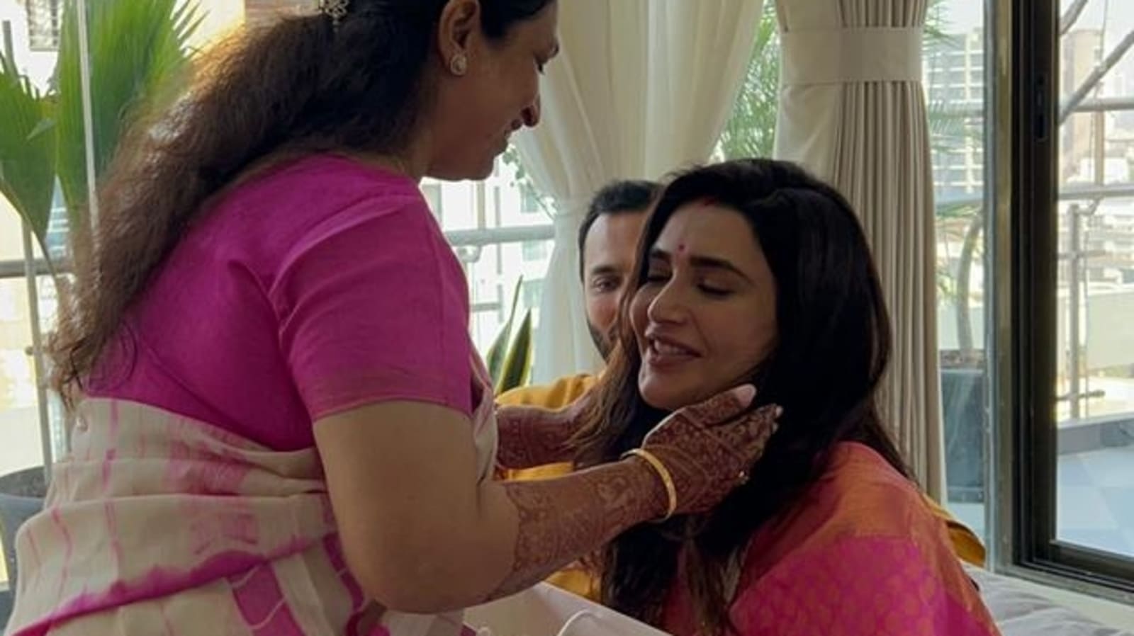 1600px x 898px - Karishma Tanna gets blessings from Varun's mom at griha pravesh. Watch -  Hindustan Times