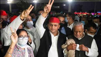 Samajwadi party national president Akhilesh Yadav welcomes West Bengal chief minister Mamata Banerjee as she arrives at Chowdhary Charan Singh International airport in Lucknow on Monday to campaign for the Samajwadi Party ahead of the UP assembly election 2022. (DEEPAK GUPTA/HT PHOTO.) Samajwadi party national president Akhilesh Yadav welcomes West Bengal chief minister Mamata Banerjee as she arrives at Chowdhary Charan Singh International airport in Lucknow on Monday to campaign for the Samajwadi Party ahead of the UP assembly election 2022. (DEEPAK GUPTA/HT PHOTO.)