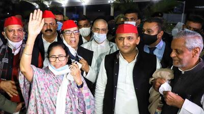 West Bengal chief minister Mamata Banerjee and Samajwadi Party president Akhilesh Yadav in Lucknow on Monday evening. (HT Photo) West Bengal chief minister Mamata Banerjee and Samajwadi Party president Akhilesh Yadav in Lucknow on Monday evening. (HT Photo)