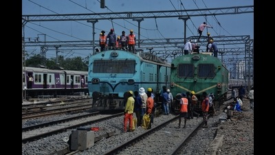 The railway workers in action as the fifth-sixth lines project between Diva and Thane nears completion on Monday. Public holiday and no cancellation of services made commuting easier on Monday. (PRAFUL GANGURDE/HT PHOTO)