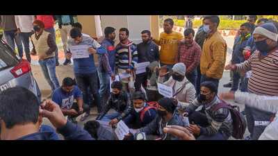 A group of BHU students said if the OBC reservation was not implemented they will hold protests (ht photo) A group of BHU students said if the OBC reservation was not implemented they will hold protests (ht photo)