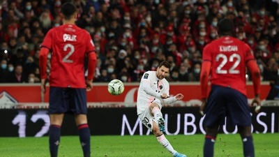 Lionel Messi shoots at goal (REUTERS)