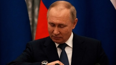 Russian President Vladimir Putin checks his watch before a press conference with French President Emmanuel Macron, in Moscow, Russia, (REUTERS)
