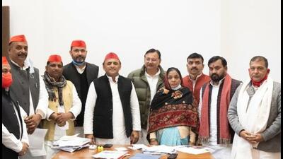 Subhavati Shukla with Samajwadi Party president Akhilesh Yadav and others at the time of joining the party ahead of the UP polls. (FILE PHOTO) Subhavati Shukla with Samajwadi Party president Akhilesh Yadav and others at the time of joining the party ahead of the UP polls. (FILE PHOTO)