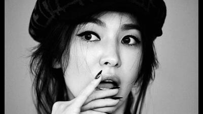 This K-style eyeliner creates an illusion of a bigger and more rounded eye. This K-style eyeliner creates an illusion of a bigger and more rounded eye.