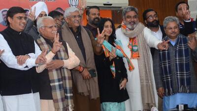 Actors Mahie Gill and Hobby Dhaliwal (both wearing BJP scarves) after joining the party in the presence of Union minister and Punjab BJP election in-charge Gajendra Shekhawat and Haryana chief minister Manohar Lal Khattar in Chandigarh on Monday. (Ravi Kumar/HT)