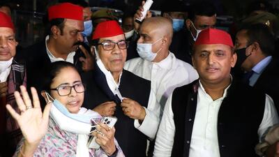 West Bengal chief minister and TMC chief Mamata Banerjee being received by Samajwadi Party chief Akhilesh Yadav at Chaudhary Charan Singh International Airport in Lucknow on Monday. (ANI) West Bengal chief minister and TMC chief Mamata Banerjee being received by Samajwadi Party chief Akhilesh Yadav at Chaudhary Charan Singh International Airport in Lucknow on Monday. (ANI)