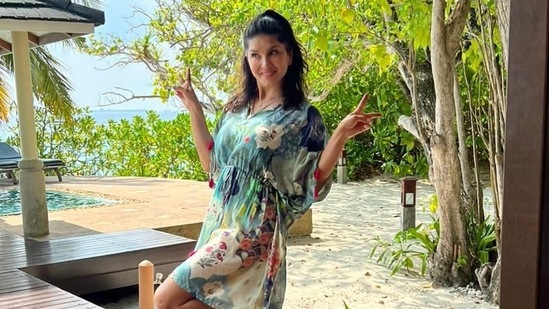 Sunny Leone is resort wear fashion inspo, styles <span class='webrupee'>₹</span>2k silk kaftan as dress &nbsp;(Instagram/sunnyleone)