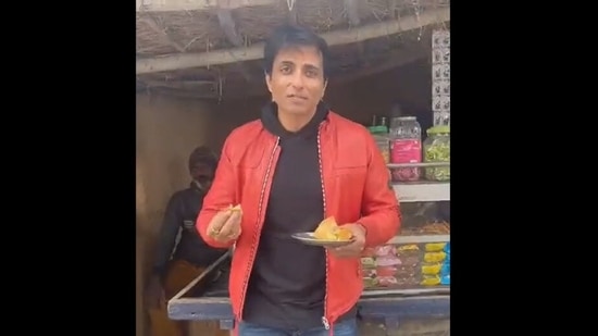 The image, taken from the Roadies promo, shows Sonu Sood eating samosa.(Twitter/@SonuSood)