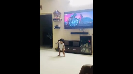 A screengrab from the video shared on Twitter that shows a toddler mimicking Allu Arjun's hook step from Pushpa's Srivalli.&nbsp;(twitter/@KaptanHindostan)