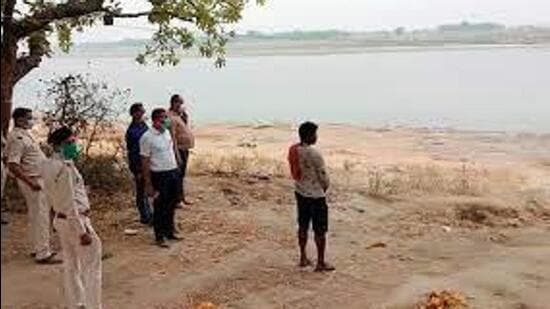 During the months of May and June last year, when the second wave of Covid-19 was at its peak in the country, bodies floating down the river Ganga in Uttar Pradesh and Bihar had made headlines all across the world. (HT FILE PHOTO.) During the months of May and June last year, when the second wave of Covid-19 was at its peak in the country, bodies floating down the river Ganga in Uttar Pradesh and Bihar had made headlines all across the world. (HT FILE PHOTO.)