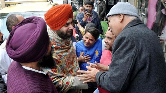 Punjab Congress chief Navjot Singh Sidhu interacting with people while campaigning in the Amritsar East constituency that goes to the polls on February 20. (Sameer Sehgal/HT)