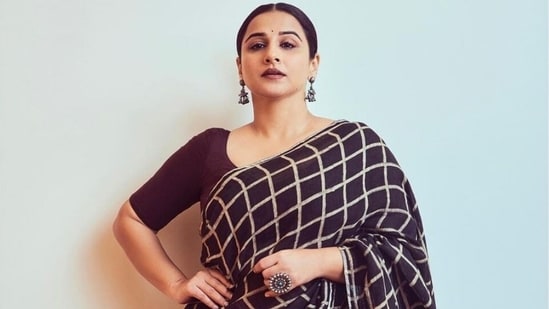 Vidya Balan is our favourite ethnic style icon in <span class='webrupee'>₹</span>18k linen saree and vintage jewels: Check out pics