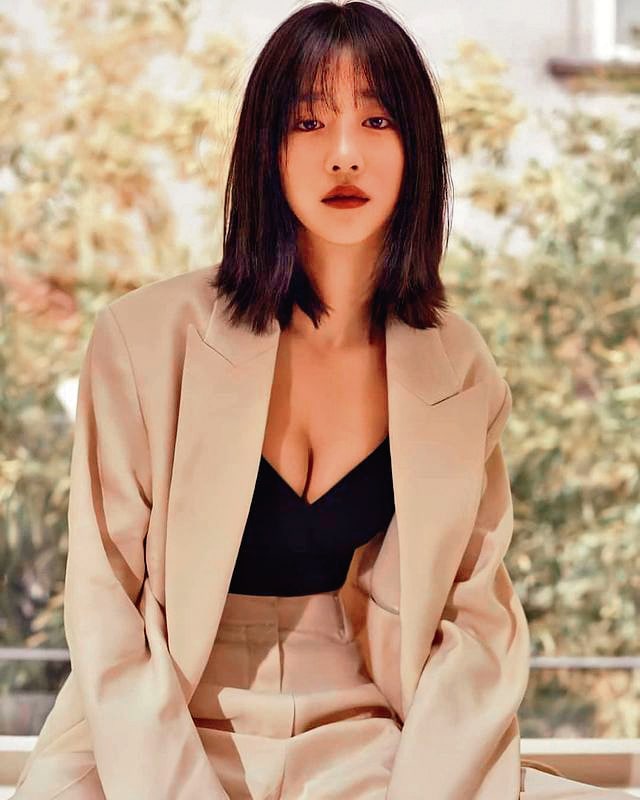 Apply berry/mauve shade lipstick, concentrating on the centre part of your lips. Apply berry/mauve shade lipstick, concentrating on the centre part of your lips.