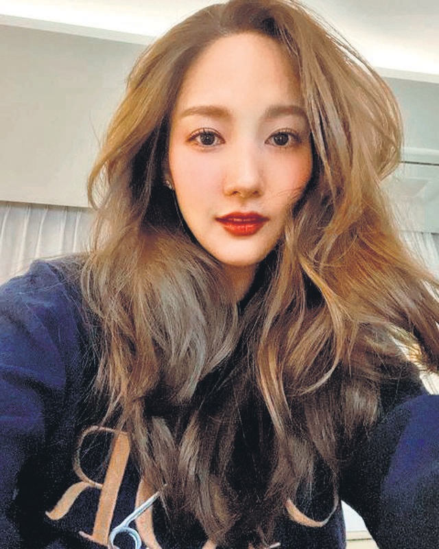 It’s about creating a cute look, where face features are not sharpened. It’s about creating a cute look, where face features are not sharpened.