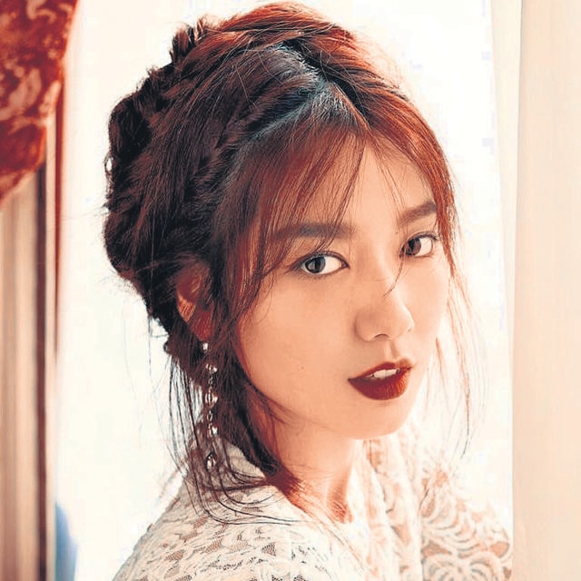 To enhance the whole look, apply red lipstick with precision and clean edges. To enhance the whole look, apply red lipstick with precision and clean edges.