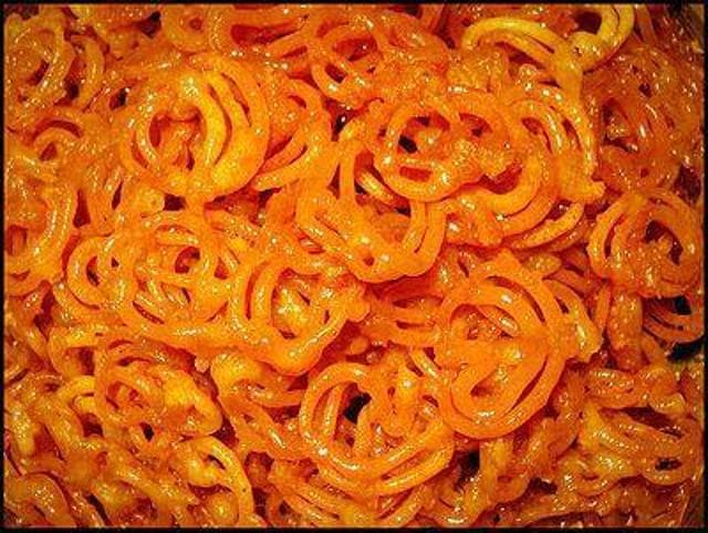 According to the singer’s biography ‘Lata: Sur Gatha’ by Yatindra Mishra, she loved jalebi with extra saffron and Keema Samosa. According to the singer’s biography ‘Lata: Sur Gatha’ by Yatindra Mishra, she loved jalebi with extra saffron and Keema Samosa.