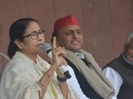 West Bengal chief minister Mamata Banerjee and Samajwadi Party chief Akhilesh Yadav address press conference in Lucknow, Uttar Pradesh.(Deepak Gupta / Hindustan Times)