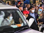 West Bengal chief minister Mamata Banerjee being received by Samajwadi Party president Akhilesh Yadav at Lucknow airport on Monday.(HT Photo)