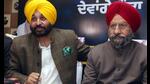 Sangrur MP and Aam Aadmi Party Punjab chief Baghwant Mann and Bathinda AAP candidate Jagroop Singh Gill interacting with mediapersons in Bathinda on Tuesday. (Sanjeev Kumar/HT)