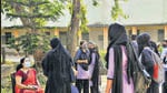カルナタカ高等裁判所は、ウドゥピにある政府の大学入学前の大学から5人の女性が提出した、ヒジャーブの制限についての請願を審理しています。 （PTI）