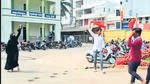 カルナタカ州のマンディア地区にある大学入学前の大学でグループにやじられているブルカを着た学生のビデオグラブ。 （ANI）