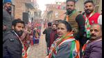 PunjabCongressのチーフNavjotSinghSidhuの妻であるDrNavjot Kaur Sidhuは、火曜日にインドのアムリトサルで行われた世論調査キャンペーン中に労働者に会いました。