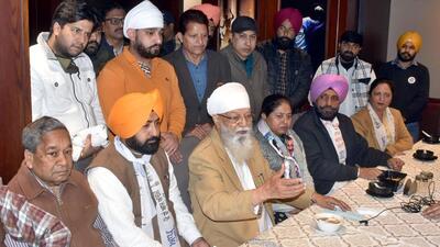 AAP leader HS Hanspal (centre) addressing the media after Congress leaders Surinder Aggarwal (extreme left) and Sunita Dhawan (extreme right) joined the party in Ludhiana on Tuesday. (HT Photo)