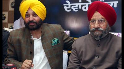 Sangrur MP and Aam Aadmi Party Punjab chief Baghwant Mann and Bathinda AAP candidate Jagroop Singh Gill interacting with mediapersons in Bathinda on Tuesday. (Sanjeev Kumar/HT) Sangrur MP and Aam Aadmi Party Punjab chief Baghwant Mann and Bathinda AAP candidate Jagroop Singh Gill interacting with mediapersons in Bathinda on Tuesday. (Sanjeev Kumar/HT)
