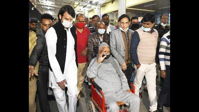 RJD chief Lalu Prasad Yadav accompanied by son Tej Pratap upon his arrival in Patna on Tuesday. (Santosh Kumar/HT Photo) RJD chief Lalu Prasad Yadav accompanied by son Tej Pratap upon his arrival in Patna on Tuesday. (Santosh Kumar/HT Photo)