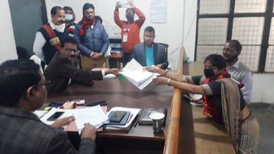 SP-Apna Dal (K) candidate Pallavi Patel filing her nomination papers in Kaushambi on Tuesday. (HT Photo) SP-Apna Dal (K) candidate Pallavi Patel filing her nomination papers in Kaushambi on Tuesday. (HT Photo)