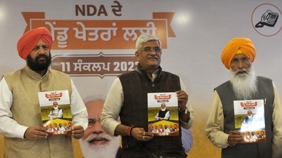 Gajender Singh Shekhawat, Sukhdev Singh Dhindsa and other leaders during launch of manifesto for rural areas of Punjab during joint press conference in Chandigarh on Tuesday. (Keshav Singh/Hindustan Times) Gajender Singh Shekhawat, Sukhdev Singh Dhindsa and other leaders during launch of manifesto for rural areas of Punjab during joint press conference in Chandigarh on Tuesday. (Keshav Singh/Hindustan Times)