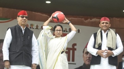 West Bengal CM Mamata Banerjee reached Lucknow on Monday where she was welcomed by Samajwadi Party chief Akhilesh Yadav. (HT Photo/Deepak Gupta)