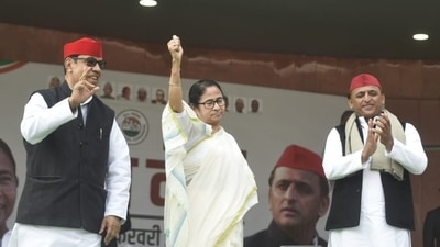 In a rally, Samajwadi Party chief Akhilesh Yadav launched a veiled attack on Prime Minister Narendra Modi, after his physical visit to Bijnor was cancelled citing 'bad weather' on Monday, and said, "the BJP's plane of lies won't be able to land in Uttar Pradesh this time." (HT Photo/Deepak Gupta)