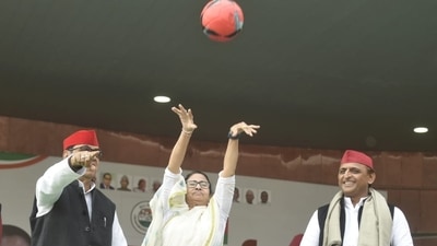 Before leaving for Lucknow, West Bengal CM Mamata Banerjee in Kolkata gave a call to defeat the BJP in the coming elections. "We (TMC) want BJP to be defeated and Akhilesh to win Uttar Pradesh. All of us should support him in the fight against the BJP. That is the reason we have decided not to contest in Uttar Pradesh this time," Banerjee told reporters in Kolkata. (HT Photo/Deepak Gupta)