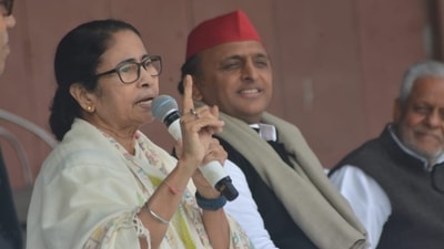 West Bengal chief minister Mamata Banerjee and Samajwadi Party chief Akhilesh Yadav address press conference in Lucknow, Uttar Pradesh. (Deepak Gupta / Hindustan Times) West Bengal chief minister Mamata Banerjee and Samajwadi Party chief Akhilesh Yadav address press conference in Lucknow, Uttar Pradesh. (Deepak Gupta / Hindustan Times)