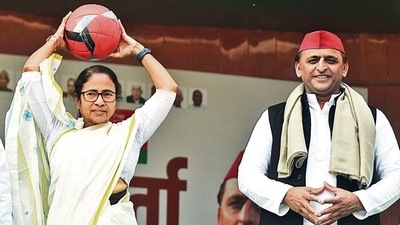 West Bengal chief minister Mamata Banarjee along with Samajwadi Party national president Akhilesh Yadav and others during her 'Khela Hobe' gesture at the joint press conference in Lucknow, Uttar Pradesh. (Photo by Deepak Gupta/Hindustan Times) West Bengal chief minister Mamata Banarjee along with Samajwadi Party national president Akhilesh Yadav and others during her 'Khela Hobe' gesture at the joint press conference in Lucknow, Uttar Pradesh. (Photo by Deepak Gupta/Hindustan Times)