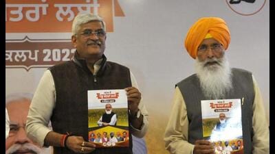 Union Minister Gajendra Singh Shekhawat and SAD (Sanyukt) chief Sukhdev Singh Dhindsa releasing NDA’s rural manifesto for Punjab in Chandigarh on Tuesday . (Keshav Singh/HT)