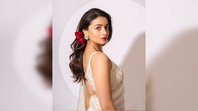 The two fresh red roses pinned to one side of her head tucked behind her ear and her stained red lips added the retro touch to her look. (Instagram/@stylebyami) The two fresh red roses pinned to one side of her head tucked behind her ear and her stained red lips added the retro touch to her look. (Instagram/@stylebyami)