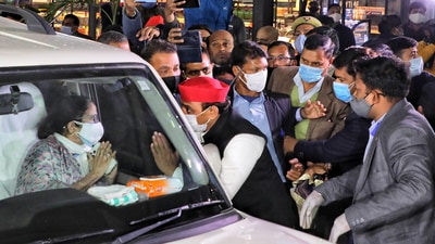 West Bengal chief minister Mamata Banerjee being received by Samajwadi Party president Akhilesh Yadav at Lucknow airport on Monday. (HT Photo) West Bengal chief minister Mamata Banerjee being received by Samajwadi Party president Akhilesh Yadav at Lucknow airport on Monday. (HT Photo)