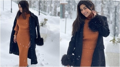 Mouni layered the monotone sweater and skirt set with a black trench coat that had large collars, button-up detail on the front, side patch pockets, and full sleeves adorned with faux fur on the sleeves. The long coat added an elegant touch to her ensemble. (Instagram/@imouniroy)