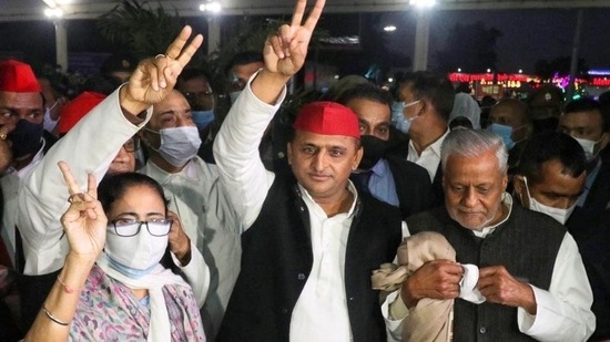 Samajwadi Party national president Akhilesh Yadav welcomes West Bengal chief minister Mamata Banerjee as she arrives at Chowdhary Charan Singh International airport in Lucknow to campaign for the Samajwadi Party ahead of the UP assembly election 2022. Samajwadi Party national president Akhilesh Yadav welcomes West Bengal chief minister Mamata Banerjee as she arrives at Chowdhary Charan Singh International airport in Lucknow to campaign for the Samajwadi Party ahead of the UP assembly election 2022.