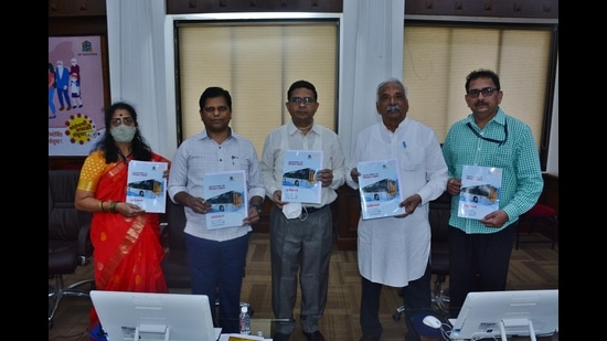 Vilas Joshi (second from right), Thane Municipal Transport chairman, and his colleagues during the 2022-23 budget presentation in Thane on Tuesday. (PRAFUL GANGURDE/HT PHOTO)