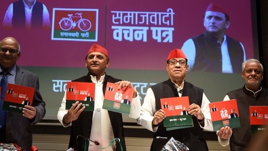 Samajwadi Party president Akhilesh Yadav releases the party's manifesto for UP assembly election in Lucknow,&nbsp;(Deepak Gupta/ HT Photo)